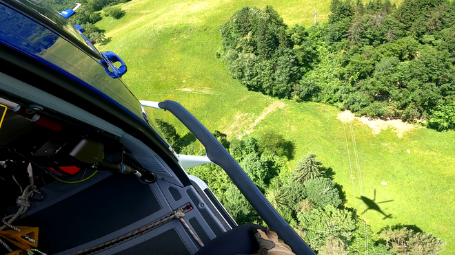 Helikopter na poti na pomoč FOTO: Letalska policijska enota GPU