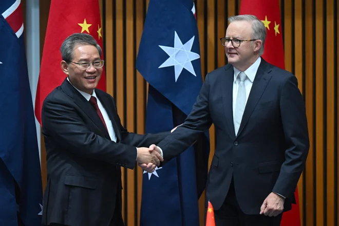 Anthony Albanese (desno) in njegov kitajski kolega Li Qiang priznavata, da imata državi različne poglede na nekatere teme, zato je pomembno, da med njima poteka dober dialog. FOTO: Lukas Coch/Afp