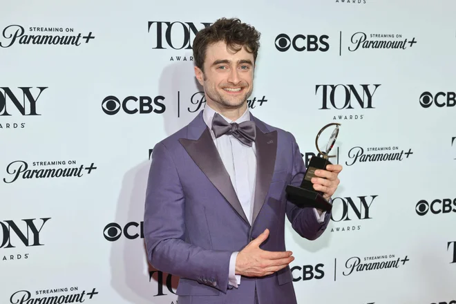 Daniel Radcliffe se je svojega prvega tonyja za najboljšo moško vlogo zelo razveselil. FOTO: Angela Weiss/AFP