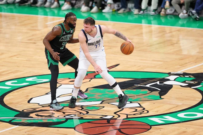 Luka Dončić bo imel težko delo na tleh keltov. FOTO: Reuters