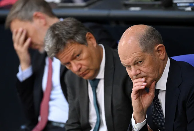 Kancler Olaf Scholz, minister za gospodarstvo in podnebno politiko Robert Habeck ter minister za finance Christian Lindner imajo težko nalogo – uskladiti proračun za prihodnje leto. Foto Annegret Hilse/Reuters
