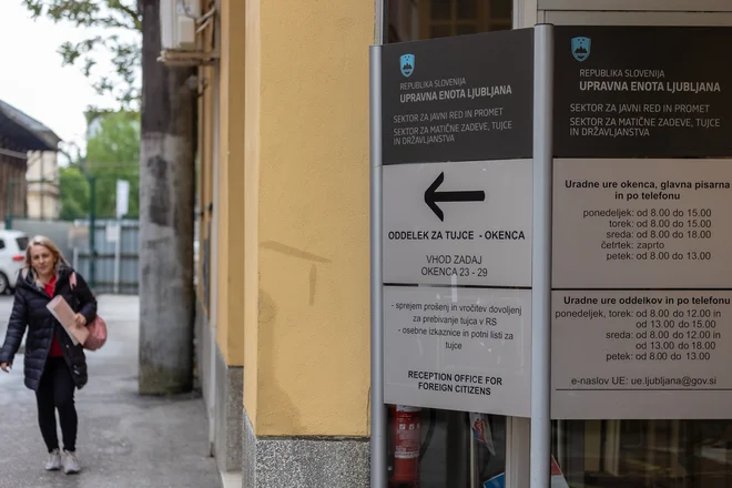 Zaposleni na upravnih enotah so se odločili za zaostritev sindikalnega boja. FOTO: Črt Piksi/Delo