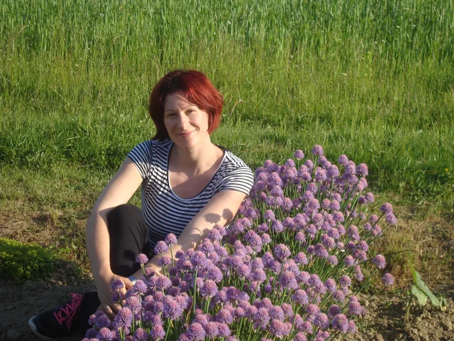 »Starejše izredno zanima tematika zeliščarstva, saj imajo pogosto obilico spominov na to dejavnost iz otroških let. Zelo radi se udeležujejo predavanj, praktičnih delavnic izdelave tinktur, čajev, sirupov, mazil in drugega ter tudi strokovnih pohodov. Odprti so tudi za nove poglede in pristope. Veliko teže je vključevati mlajše generacije, ki teh spominov pogosto nimajo, ki živijo v hitrem, stresnem in digitaliziranem svetu,« pravi Vesna Forštnerič Lesjak. FOTO: osebni arhiv