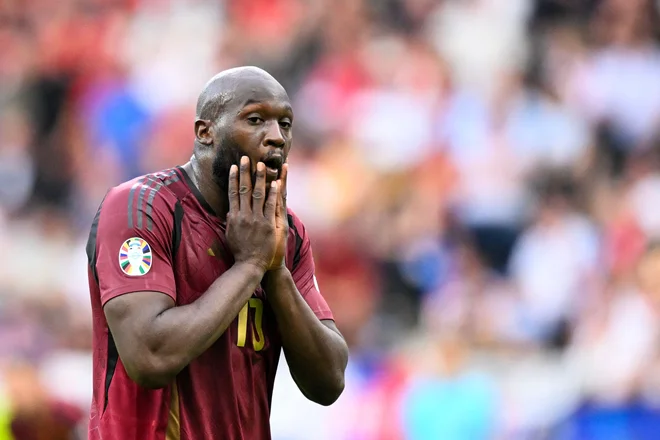 Romelu Lukaku ni mogel verjeti, da je žogo dvakrat spravil v mrežo, Belgija pa je kljub temu izgubila z 0:1. FOTO: Kirill Kudryavtsev/AFP