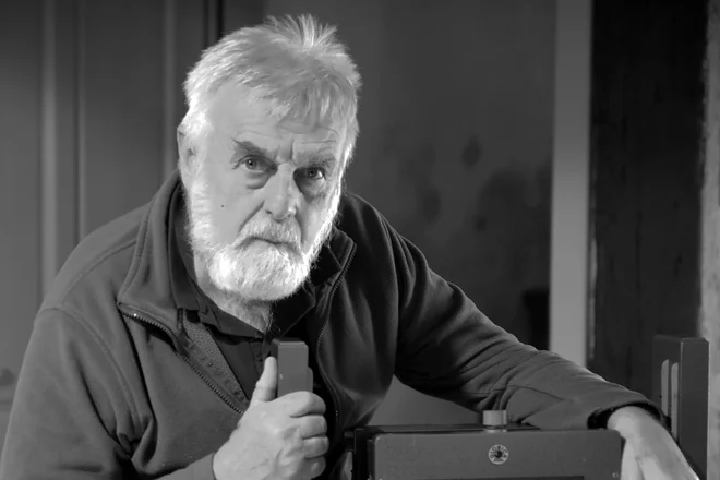 »Fotografija me zanima kot likovno delo, ne kot motiv, ampak kot sredstvo, ki nosi neko sporočilo. Poleg tega imam historičen pristop k stvarem, vedno me zanima preteklost, ki je skrita v predmetih, stavbah, bivališčih, mrtvih,« pravi Andrej Perko. FOTO: Andrej Perko