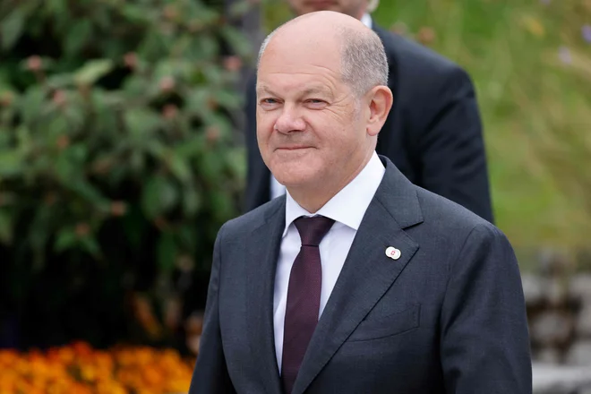 Nemški kancler Olaf Scholz bi po mnenju premierjev vzhodnonemšpkih dežel več pozornosti nameniti ljudem na vzhodu države, ki so zelo nezadovoljni. FOTO: Ludovic Marin/AFP
