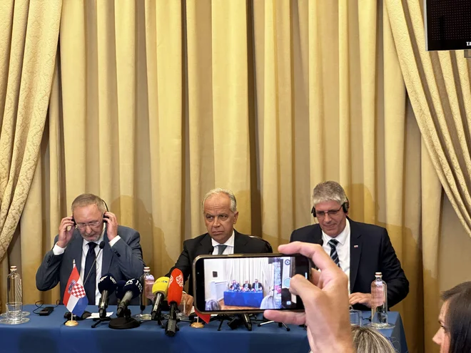 Notranji ministri Hrvaške, Italije in Slovenije, Davor Božinović, Matteo Piantedosi in Boštjan Poklukar so zadovoljni z medsebojnim sodelovanjem. FOTO: Nataša Čepar/Delo