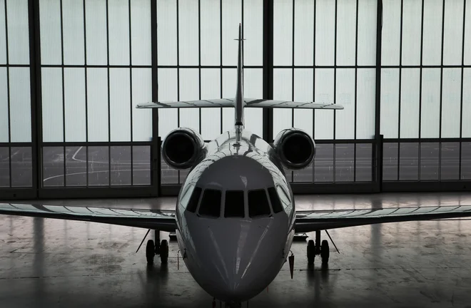 Na vladnem letalu falcon je med letom v Bruselj, kamor je v ponedeljek potoval predsednik vlade Robert Golob, prišlo do manjše tehnične težave. FOTO: Uroš Hočevar/Delo