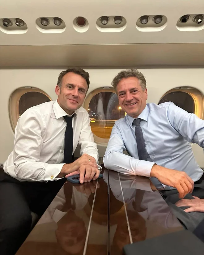 »Moj dragi prijatelj Emmanuel Macron, hvala za vožnjo v Pariz,« je na Facebooku danes zapisal Robert Golob. FOTO: Robert Golob/Facebook