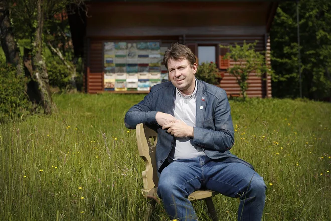 »Edino jamstvo za res kakovosten med je, da ga kupite neposredno pri čebelarju na domu, ki ga poznate in mu zaupate, ali pa vsaj v trgovskih centrih tistega, ki ima kot državo izvora navedeno Slovenijo. Polovica medu, ki pride iz tretjih držav EU, je po podatkih evropske komisije ponarejenega,« pravi Boštjan Noč. FOTO: Leon Vidic/Delo