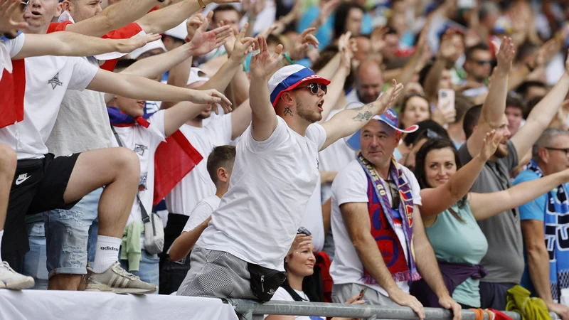 Slovenski navijači so se v Stuttgartu odrezali z glasnim navijanjem, v Münchnu jih bo še več. FOTO: Leon Vidic/Delo