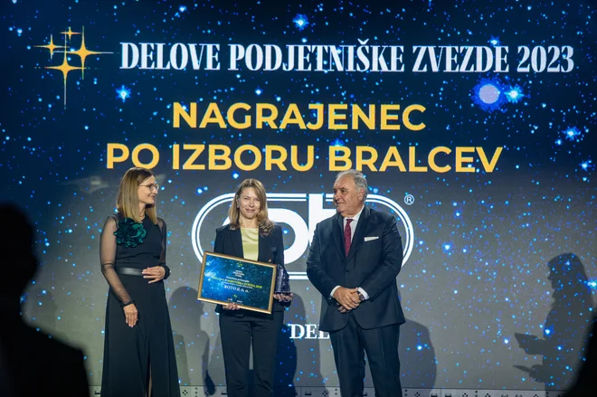 Bralci so največ glasov namenili podjetju Roto iz Puconcev, ki ga vodi Nuša Pavlinjek. Priznanje pa sta ji podelila Marija Pregelj, namestnica direktorja sektorja finančnega svetovanja in vodja trženja v Generali Investments, ter odgovorni urednik Dela Bojan Budja. FOTO: Voranc Vogel/Delo