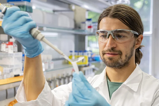Gregor Posnjak je glavni rezultat podoktorskega dela o uporabi nanotehnologije DNK za izdelavo samourejenih fotonskih kristalov objavil v prestižni reviji Science. FOTO: Thorsten Naeser