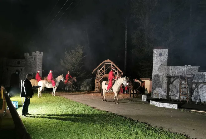 V predstavi sodeluje tudi šest konj. FOTO: Saša Senica 

 
