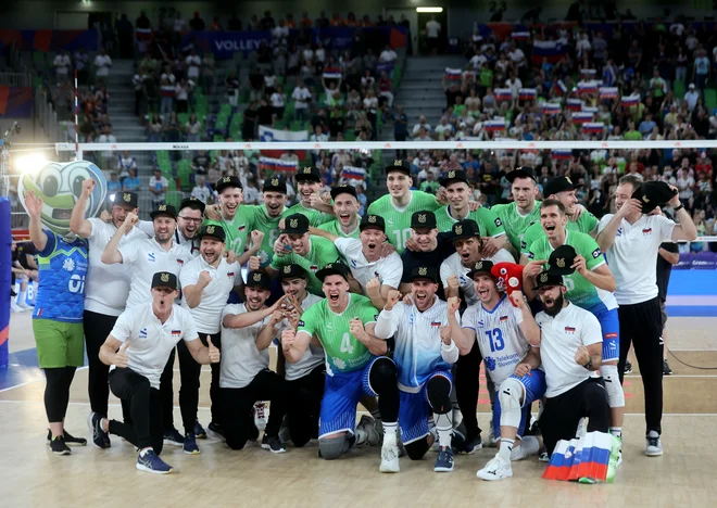 Z olimpijskimi čepicami in maskoto so odbojkarski Slovenci v olimpijskem Parizu. FOTO: Blaž Samec