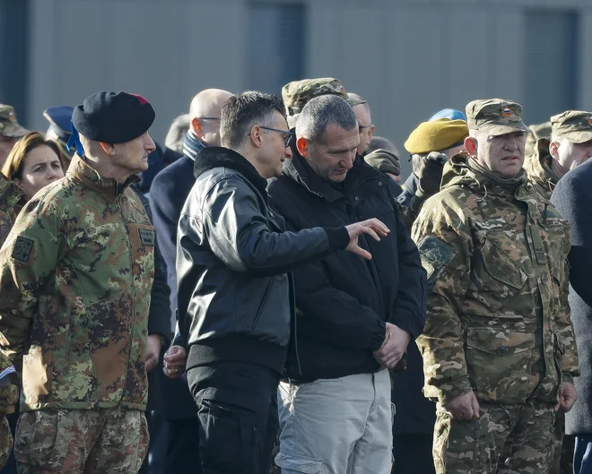 V kadrovskih kombinacijah za zasedbo Šarčevega položaja je državni sekretar Damir Črnčec, ki v širšem krogu poznavalcev razmer velja za človeka, ki vodi ministrstvo za obrambo. FOTO: Jože Suhadolnik/Delo