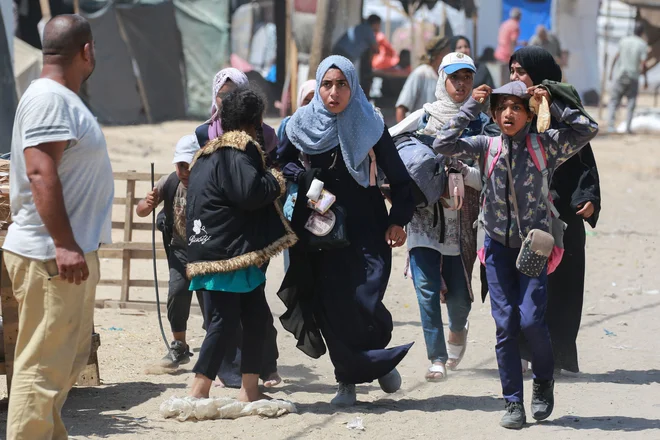Beg pred izraelskimi napadi FOTO: Bashar Taleb/AFP