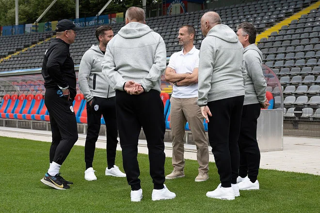 Aleksander Čeferin je namenil besede spodbude slovenski reprezentanci v njenem baznem taboru v Wuppertalu, jutri pa bo seveda z zanimanjem spremljal derbi v Münchnu. FOTO Leon Vidic/Delo