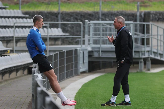 Benjamin Šeško in selektor Matjaž Kek na treningu. FOTO: Leon Vidic/Delo