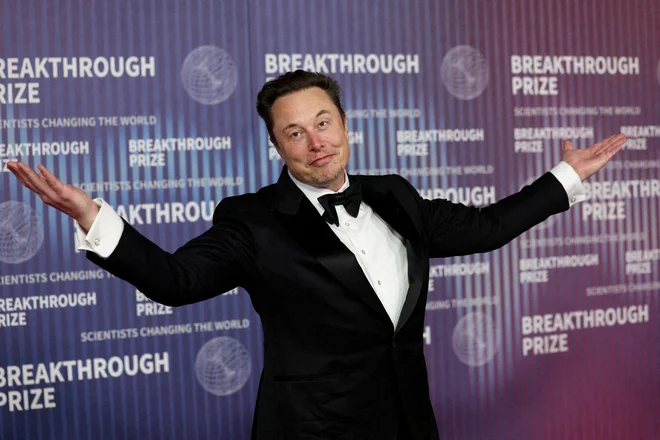 Elon Musk je na omrežju x v manj kot dveh letih odpravil moderiranje vsebin, nanj pa znova spustil množico političnih ekstremistov. FOTO: Mario Anzuoni/Reuters