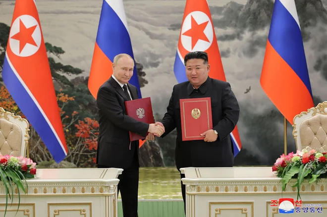 Voditelja Rusije in Severne Koreje sta za svetovno javnost uprizorila pravo predstavo z izmenjavo prestižnih daril. FOTO: AFP