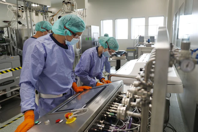 Investicije velikih farmacevtskih podjetij so pomembna spodbuda za celotno gospodarstvo. FOTO: Leon Vidic/Delo