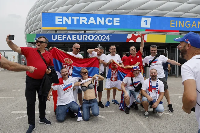 Pred štadionom ni bilo nikakršnih težav ob srečanjih privržencev Slovenije in Srbije. FOTOGRAFIJE: Leon Vidic/Delo