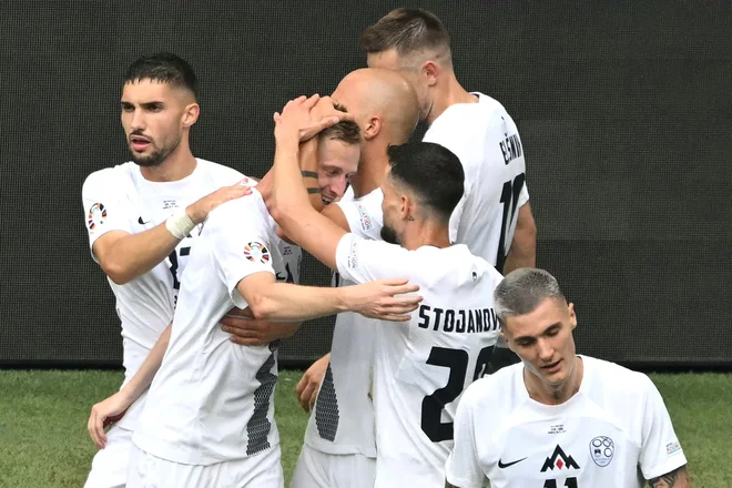 Žar Karničnik je razveselil soigralce. FOTO: Leon Vidic