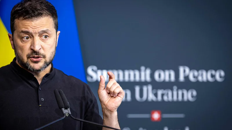 Volodimir Zelenski je nedavno dejal, da se je pripravljen že naslednji dan začeti pogajati, če bo Rusija priznala ozemeljsko celovitost Ukrajine, ne pa od tam tudi umaknila svojih vojakov.
FOTO: Michael Buholzer/Afp