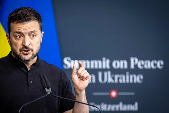 Volodimir Zelenski je nedavno dejal, da se je pripravljen že naslednji dan začeti pogajati, če bo Rusija priznala ozemeljsko celovitost Ukrajine, ne pa od tam tudi umaknila svojih vojakov.

FOTO: Michael Buholzer/Afp