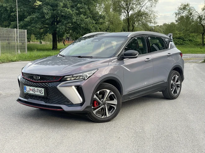 Geely coolray flagship+ je serijsko odet v zanimivo barvo sivke; zanj moramo odšteti 28.490 evrov. FOTO: Blaž Kondža