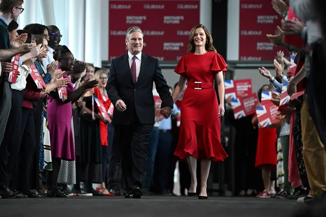 Če odštejemo razvpite Windsorje, bosta novi prvi par Velike Britanije Keir Starmer in Victoria Alexander. FOTO: Paul Ellis/AFP