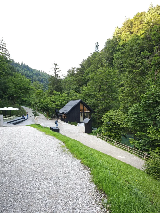 Ohranili niso le gabaritov obstoječe brunarice, ampak tudi njene vitalne in kakovostne dele iz lesa in betona. FOTO: Tomaž Gregorič