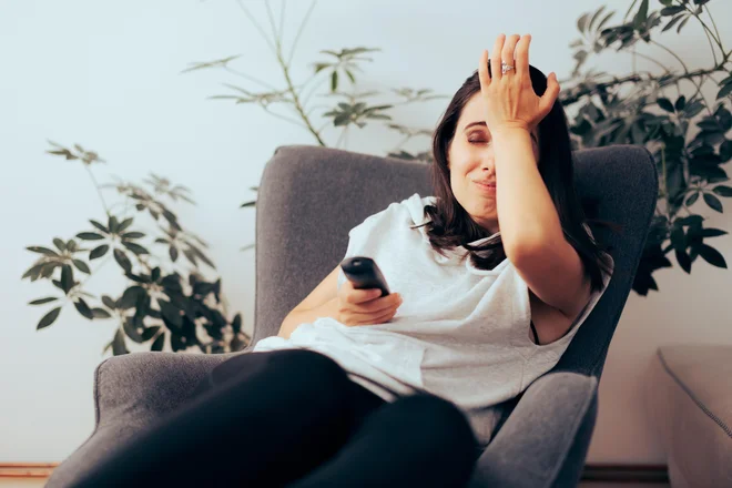 Obširna raziskava v 47 državah kaže, da se kar štiri desetine ljudi včasih ali pogosto namerno izogiba spremljanju novic. FOTO: Nicoleta Ionescu/Shutterstock