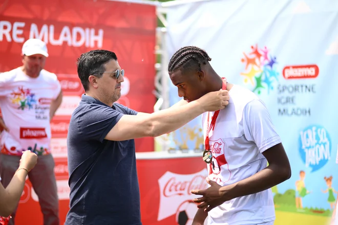 Kolajne je podeljeval tudi Zlatko Zahović. FOTO: Karlo Šutalo