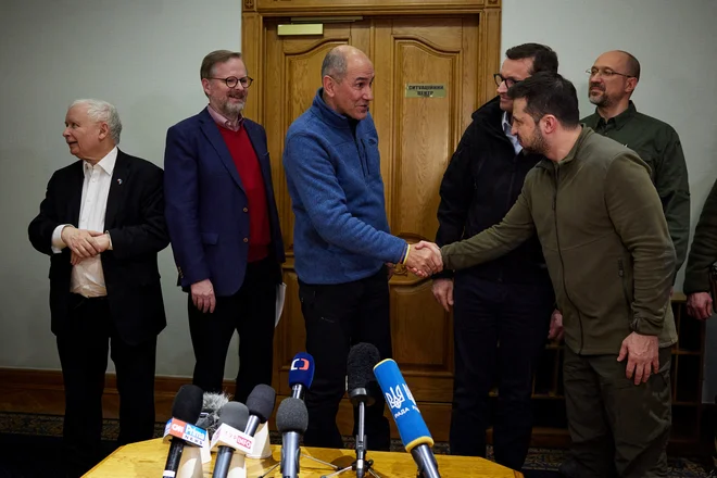 »Obiski slovenskih politikov v Ukrajini pomenijo predvsem lajšanje vesti, da za Ukrajino ne naredijo več. Zavedajo se, da bi večja podpora Ukrajini pomenila tudi ogrožanje slovenske nacionalne varnosti,« meni obramboslovka dr. Jelena Juvan. FOTO: Reuters