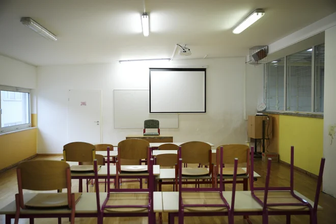 Žalostno je, da tudi vedno več učiteljev in ravnateljev pravi, da bi bilo najboljše vse skupaj podreti in postaviti na novo, ker smo predaleč, da bi lahko spodobno popravili. FOTO: Jože Suhadolnik/Delo