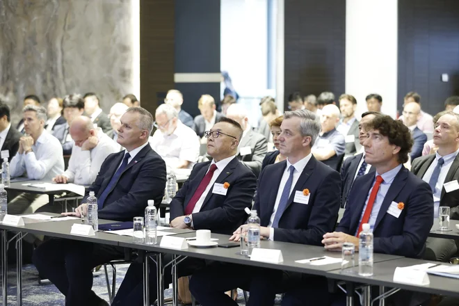 Foruma so se udeležili tudi (z leve) minister za okolje, podnebje in energijo Bojan Kumer, direktor KHNP Jooho Whang, državni sekretar Danijel Levičar in generalni direktor skupine Gen Dejan Paravan. FOTO: Jože Suhadolnik/Delo