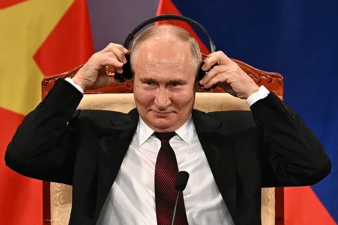 Ruski predsednik Vladimir Putin je na tiskovni konferenci, ki jo je imel med obiskom v Vietnamu, opozoril Južno Korejo, da bi bilo pošiljanje orožja v Ukrajino velika napaka. FOTO: Manan Vatsyayana/AFP
