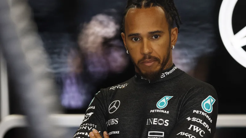 Britanski zvezdnik Lewis Hamilton zamišljeno pogleduje proti jutrišnji dirki za veliko nagrado Španije. FOTO: Albert Gea/Reuters