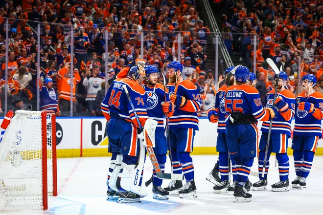 Hokejisti Edmontona so se takole veselili zmage. FOTO: Sergei Belski/Usa Today Sports