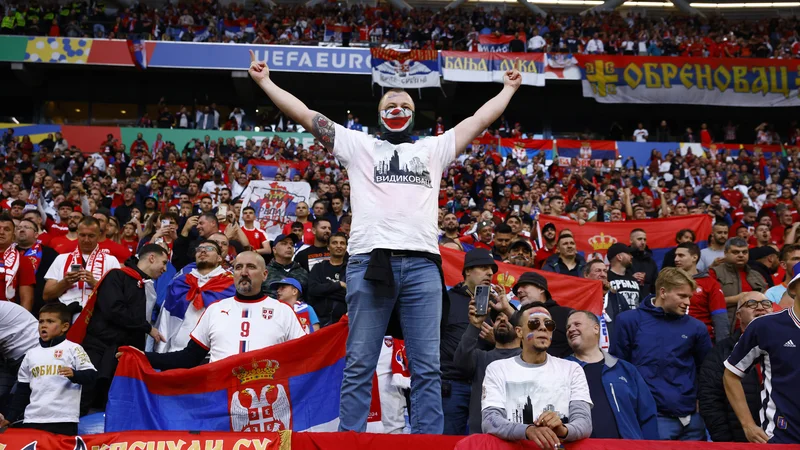 Pristojni pri Uefi so pod drobnogled vzeli tudi srbske navijače. FOTO: John Sibley/Reuters