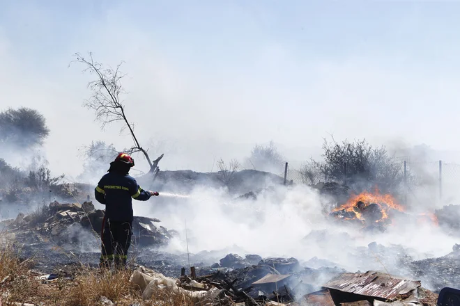V Grčiji je v prvem vročinskem valu zagorelo že večkrat. FOTO: Sotiris Dimitropoulos/AFP