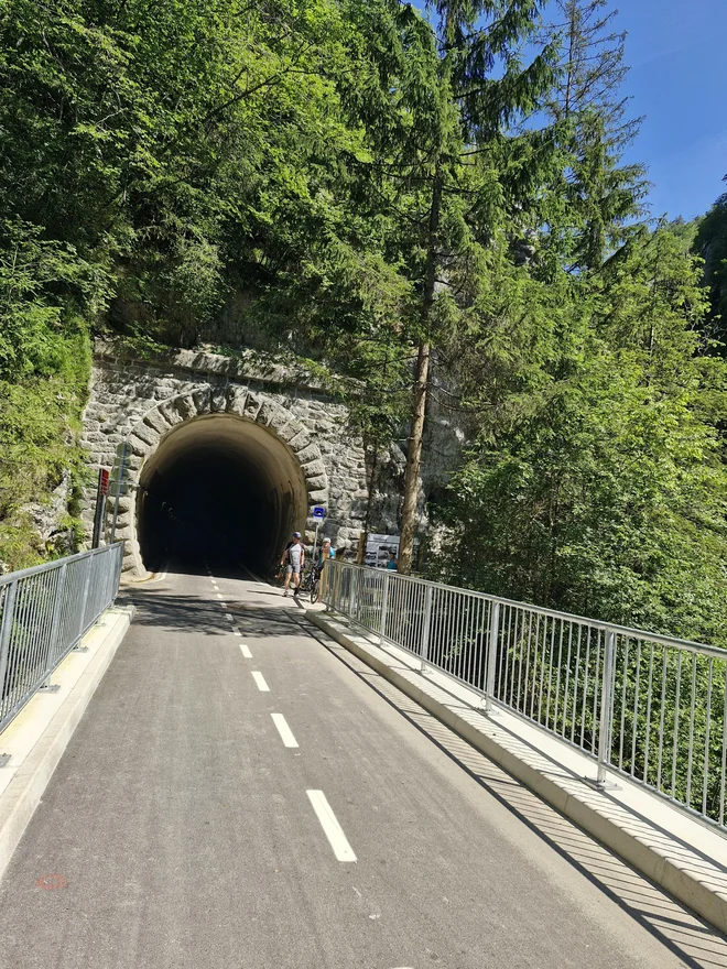Pred najdaljšim, 422 metrov dolgim predorom Huda luknja. FOTO: Beti Burger