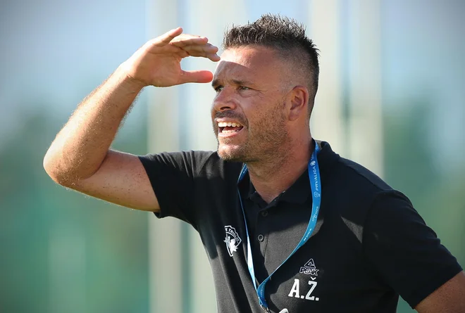 Tonči Žlogar pozorno spremlja tekme na evropskem prvenstvu. FOTO: Jure Eržen/Delo