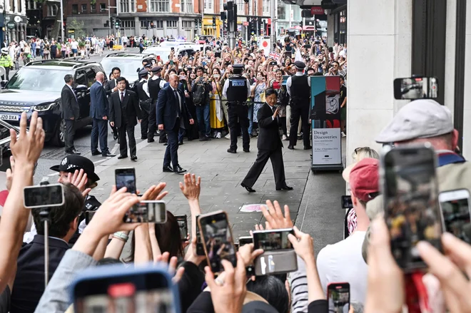 Britanci, številni še vedno nadušeni nad svojo monarhijo, so z navdušenjem pričakali japonski cesarski par. FOTO: Justin Tallis/AFP