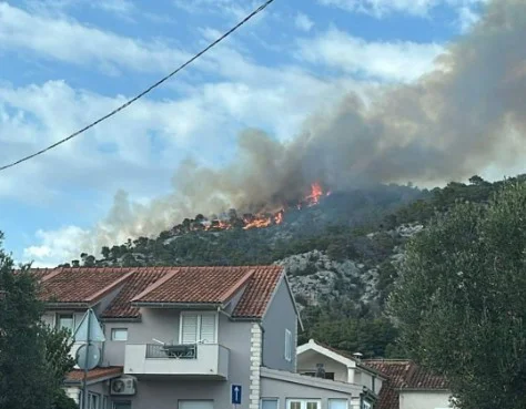 Obsežen požar je danes popoldne izbruhnil tudi nad mestom Hvar, kjer sta zagorela trava in rastlinje na hribovitem območju. FOTO: Facebook