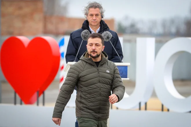 Robert Golob in Volodimir Zelenski na slovesnosti v spomin civilnim žrtvam vojne v Buči marca lani FOTO: Matej Družnik/Delo