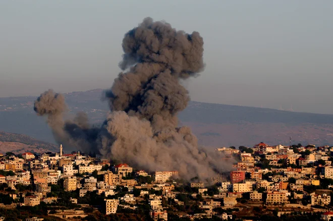 Dim nad libanonsko vasjo na libanonsko-izraelski meji. FOTO: Rabih Daher/Afp