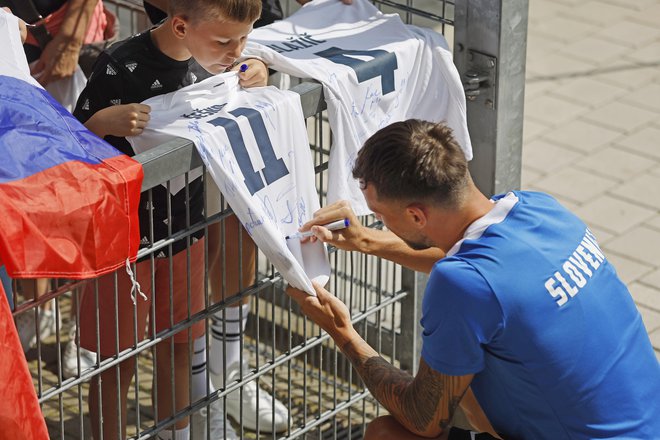 Fantje so podpisovali avtograme med treningom v Wuppertalu. FOTO: Leon Vidic